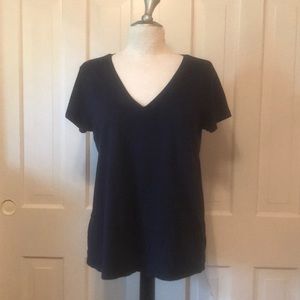 Gap the essentials v-neck tee size medium